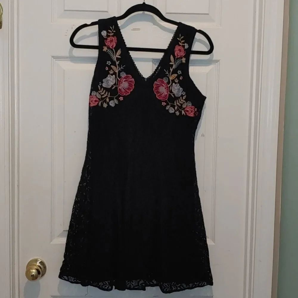 Xhilarations black lace embroidered dress Sz M